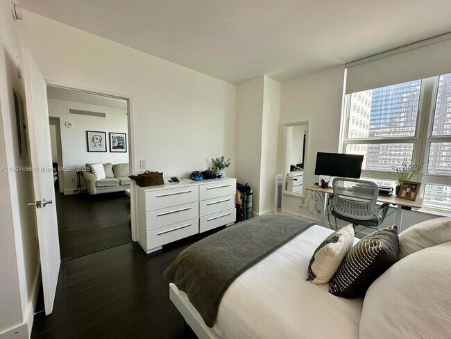 Building Photo - 950 Brickell Bay Dr