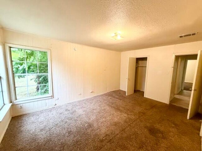Building Photo - 600 Camp Dr
