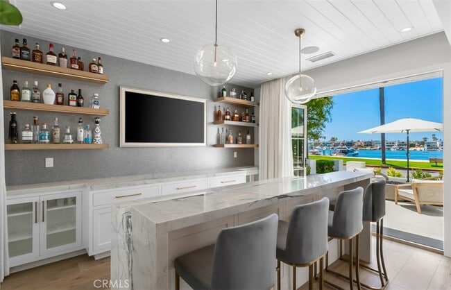 Building Photo - 2401 Bayshore Dr