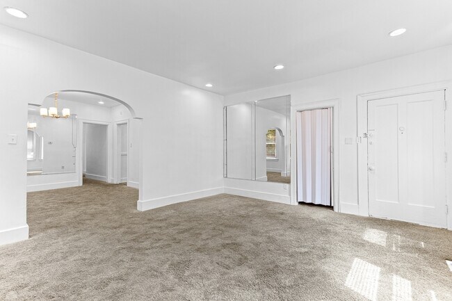 Building Photo - 2964 Leslie St