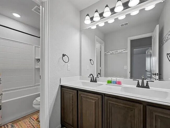 Building Photo - 1902 Sunflower Dr