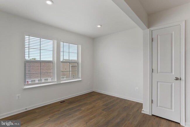 Building Photo - 233 Clifton Mnr