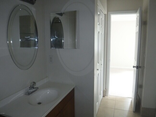 Building Photo - 2080 Oak Meadow Cir
