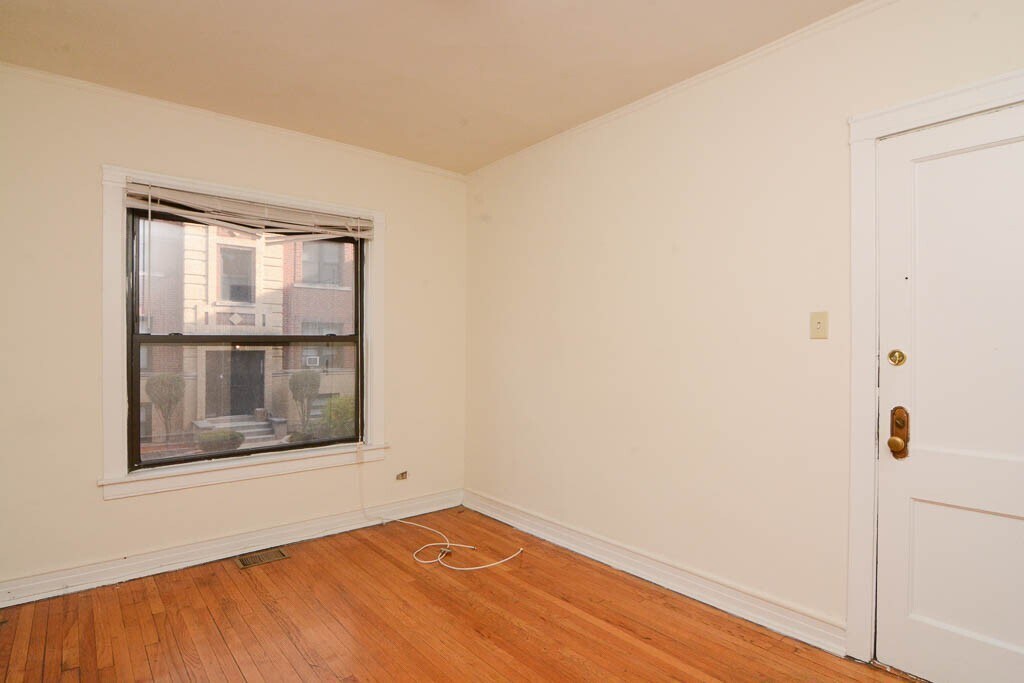 Building Photo - 834 W Waveland Ave