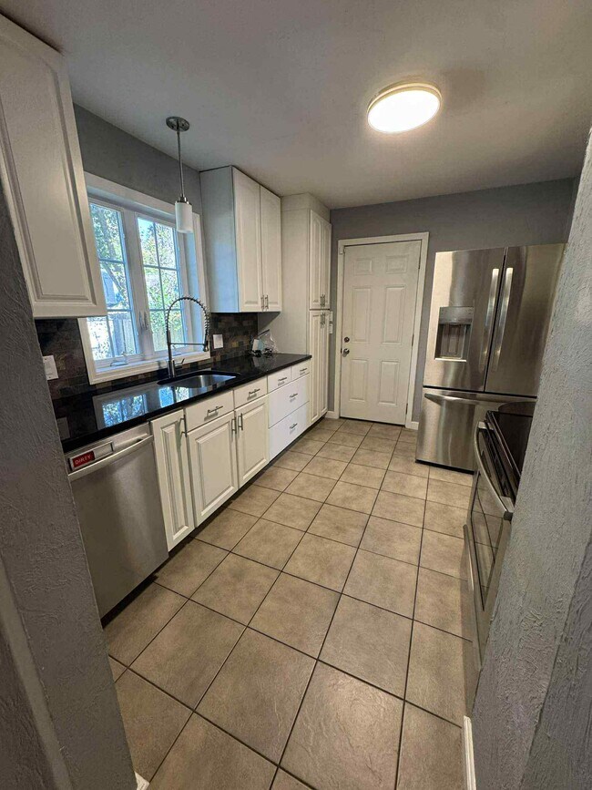 Building Photo - 400 E 65th St