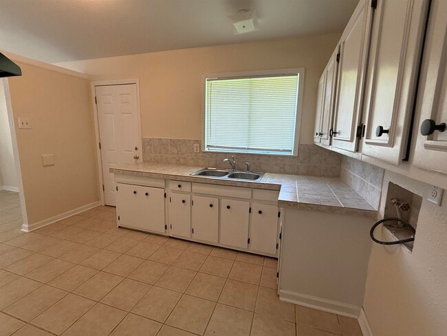 Building Photo - 1405 Cactus Dr