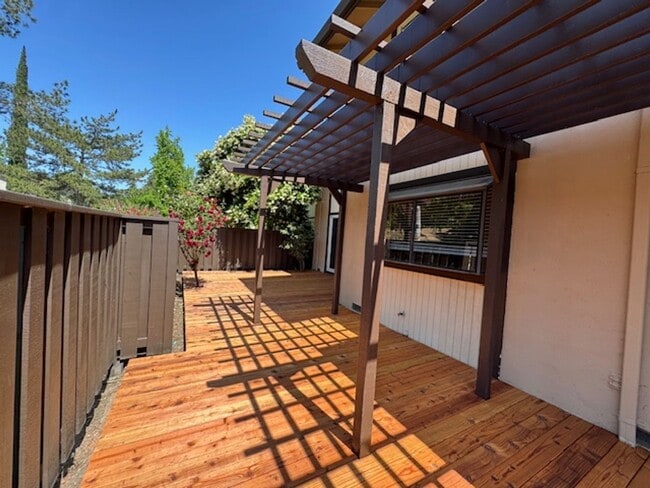 Building Photo - Updated 3 bedroom, 2.5 bath, 2 story townh...