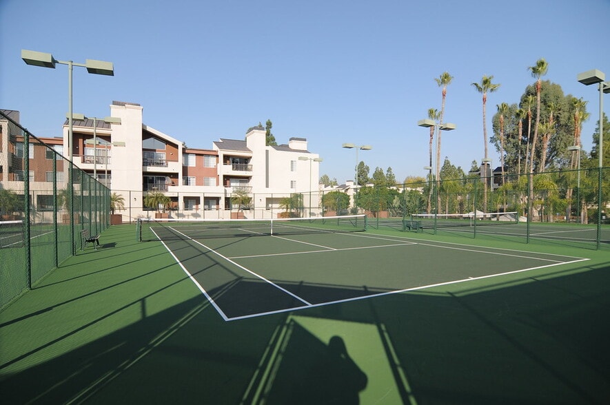 Tennis courts - 5525 Canoga Ave