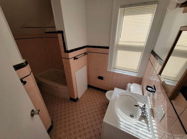 Building Photo - Beautiful 3 bedroom! Section 8 Ready!