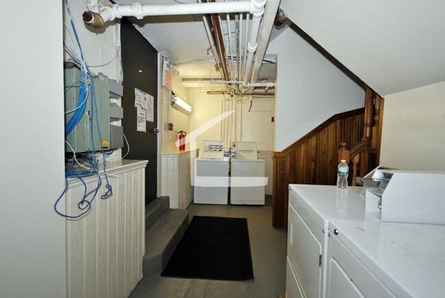 Building Photo - No Brokers Fee, No Security Deposit, Garden Level Unit, heat, Hot Water Included, Laundry on a Site