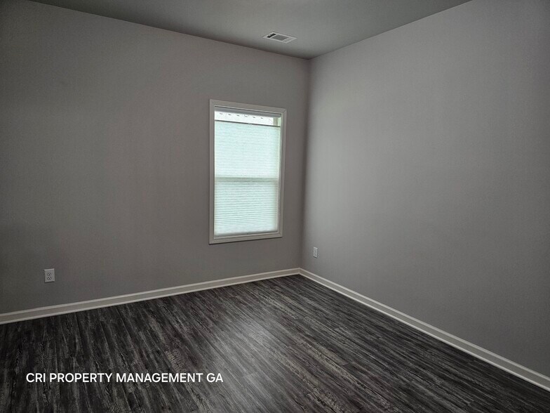 Building Photo - 352 Newshaw Dr