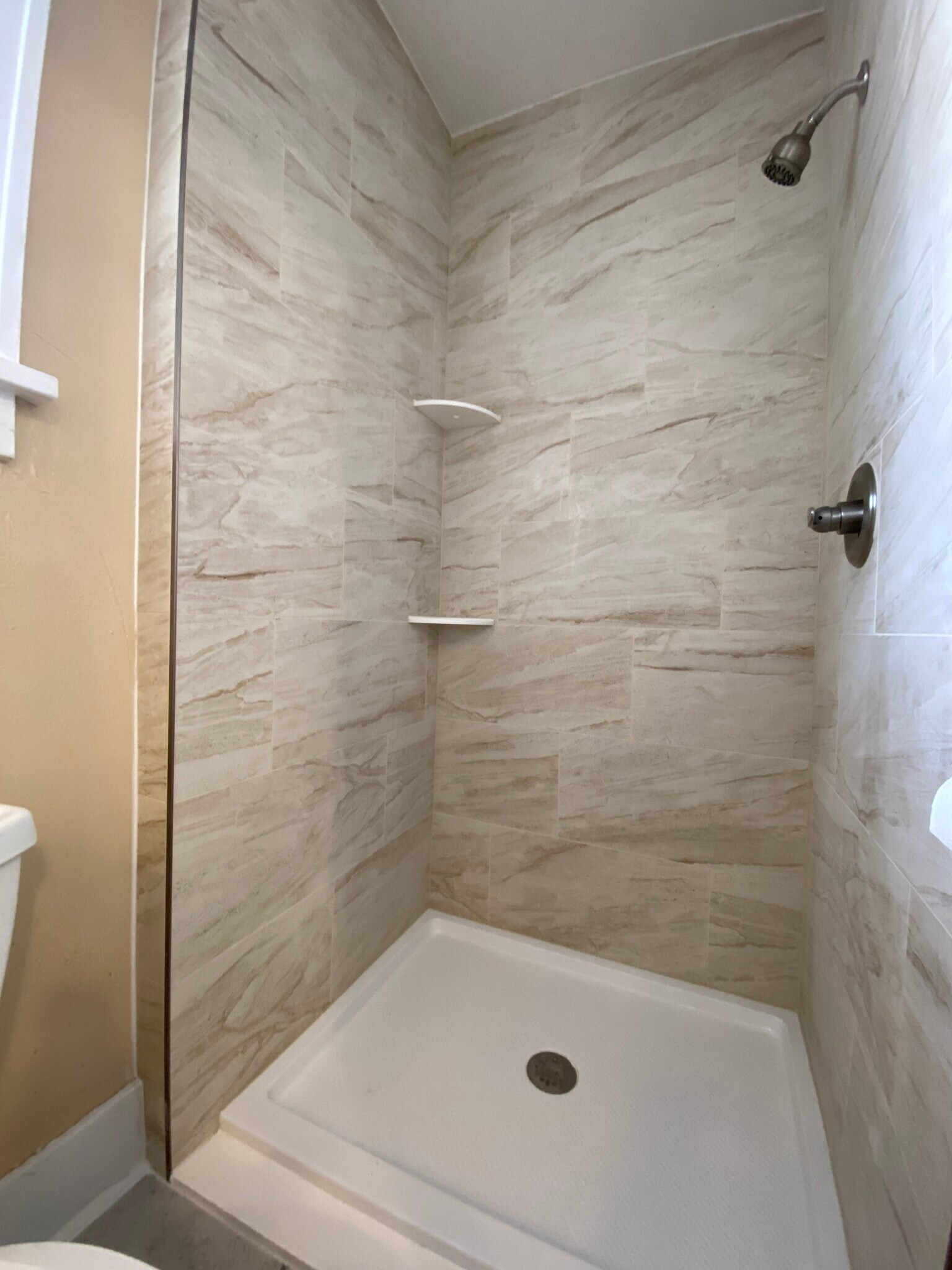 Building Photo - 632 S Loomis Ave