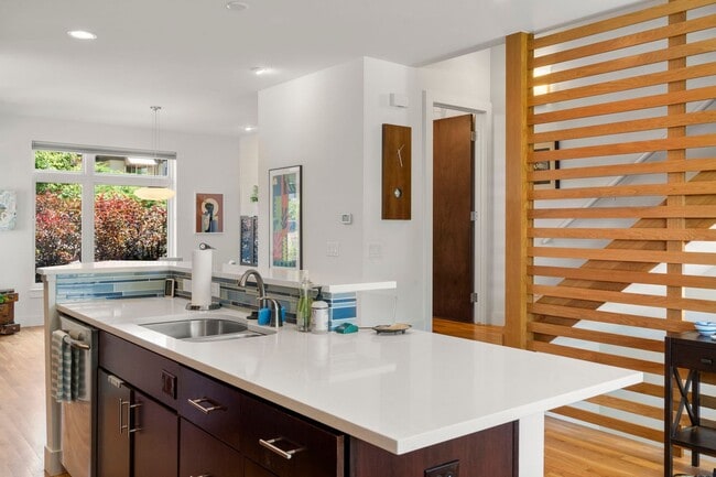 Building Photo - Modern 4BR/3.5BA Duplex with Finished Base...