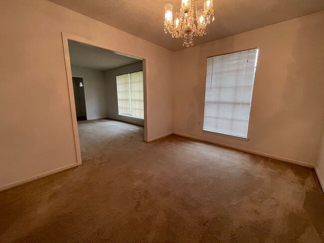 Building Photo - Spacious Home in Country Club Estates