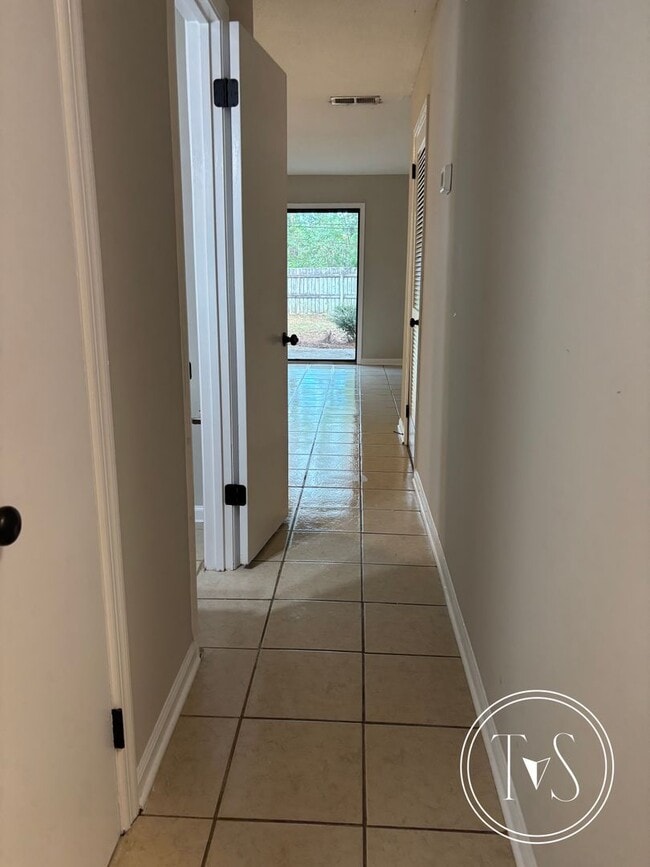 Building Photo - RATE DROP ALERT (was $1400/month) and SUMM...