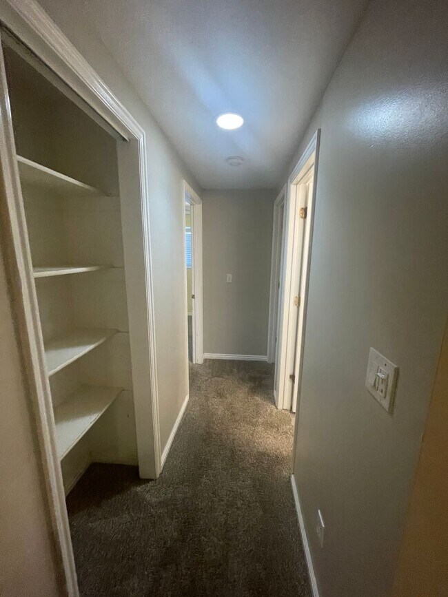 Building Photo - 550 E 250 N