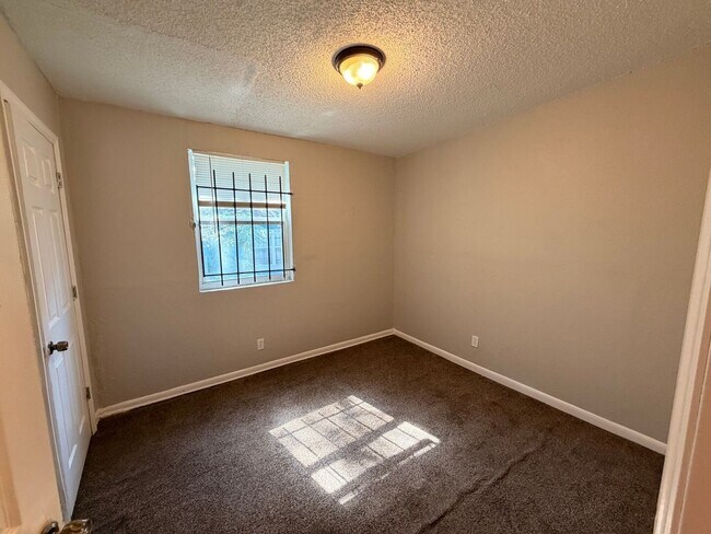 Building Photo - Spacious, updated 3/1 with bonus room and large utility room