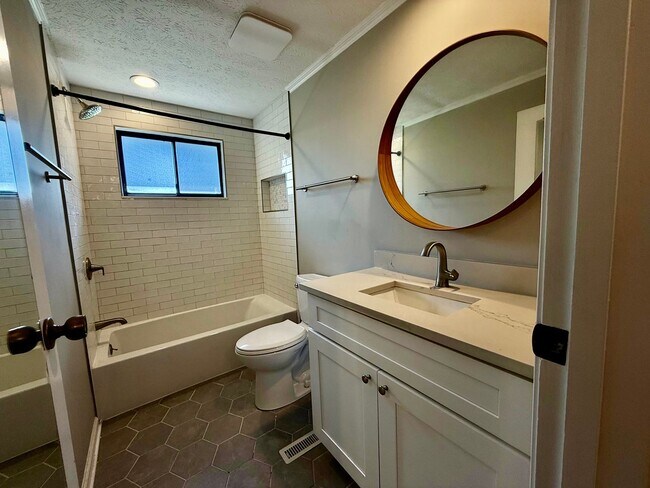 Building Photo - Beautifully Renovated 2 Bed, 1.5 Bath Condo in Westerville