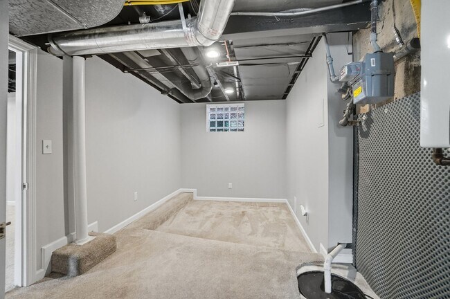 Building Photo - 6 Bed/3 Bath Remodeled Hyde Park Home w/Ce...