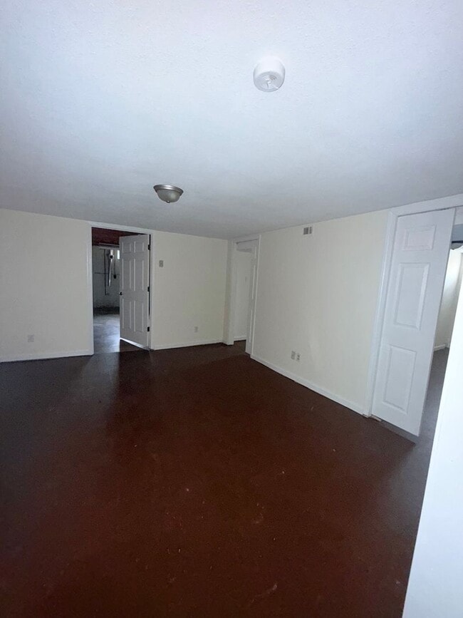 Building Photo - Charming 2 Bedroom Home with Bonus Space & Fenced Yard!