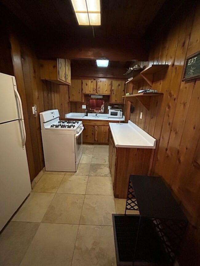 Building Photo - Moonridge View