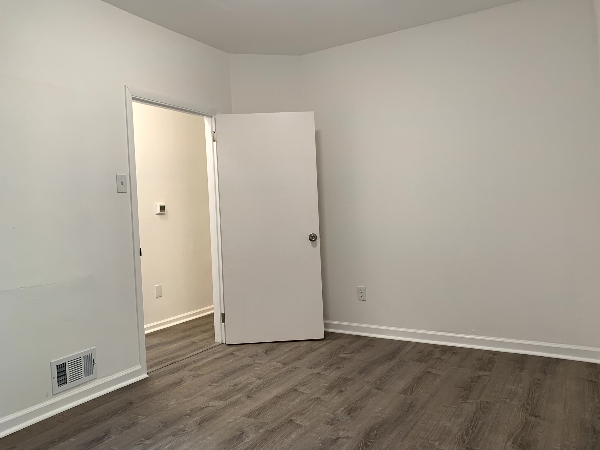 Building Photo - 411 Sample St