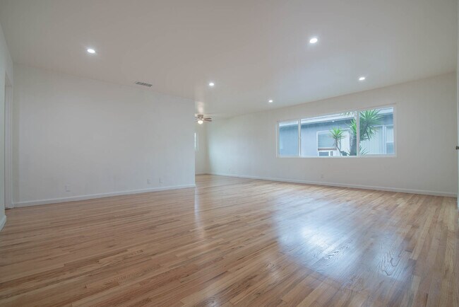 Building Photo - 1526 S Sherbourne Dr