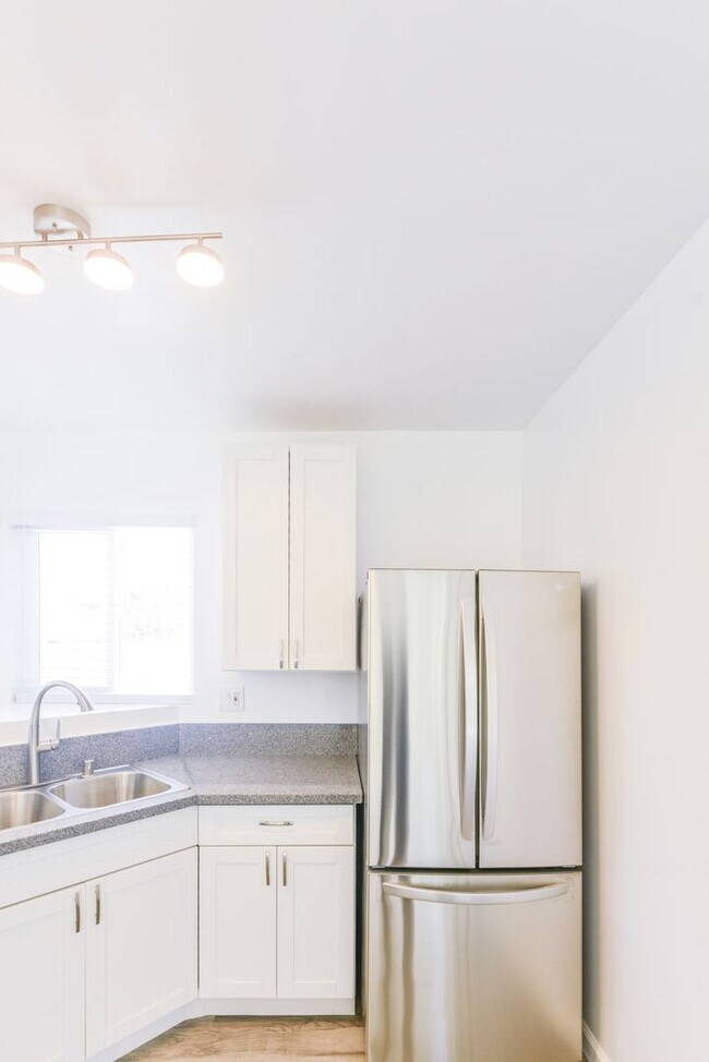Building Photo - Ocean Avenue Duplex