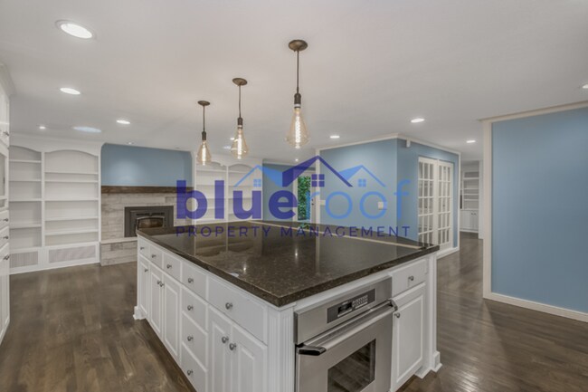 Building Photo - 8045 SW West Slope Dr