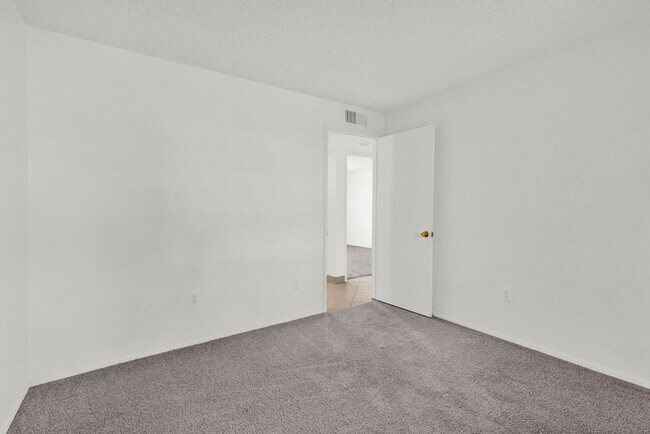 Building Photo - Great 3 bed 2 bath home with a pool!
