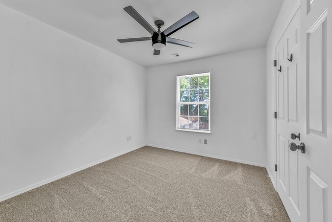 Building Photo - 1427 Logan Dr