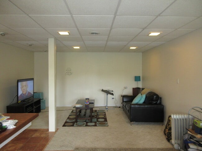 Building Photo - $1,300- 1 Bedroom, 1 Bathroom Cozy Unfurni...
