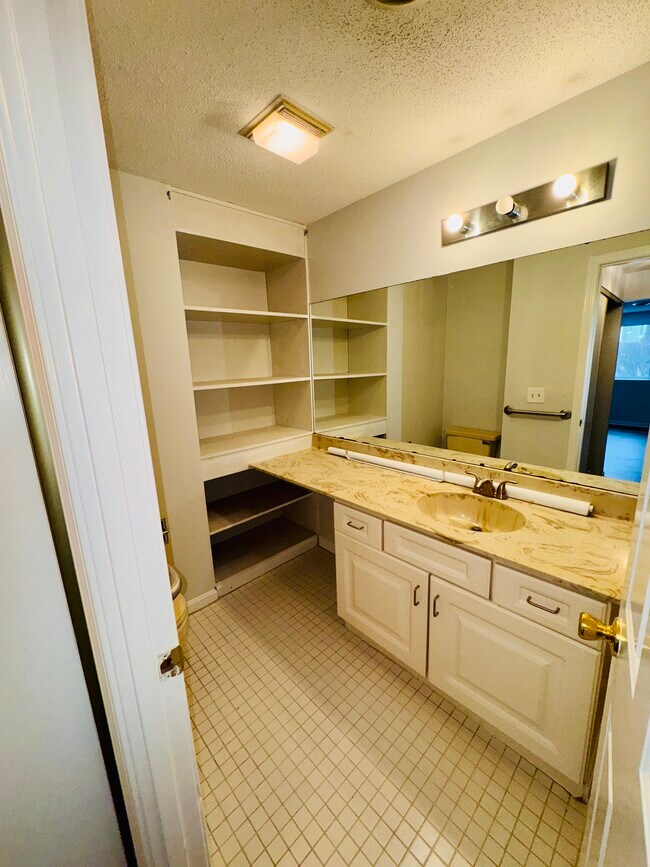 Master Bed Ensuite Bath - 255 North Rd