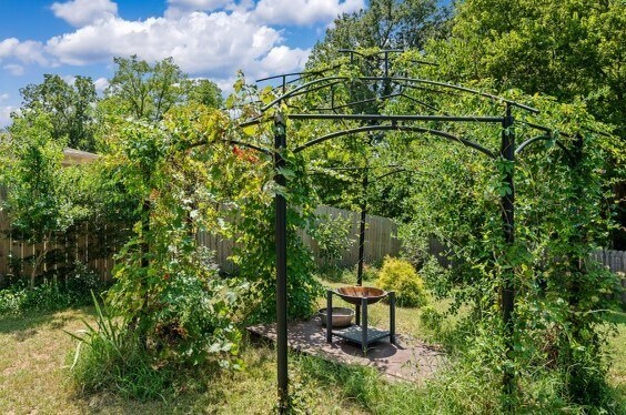 Building Photo - 906 SW Green World St