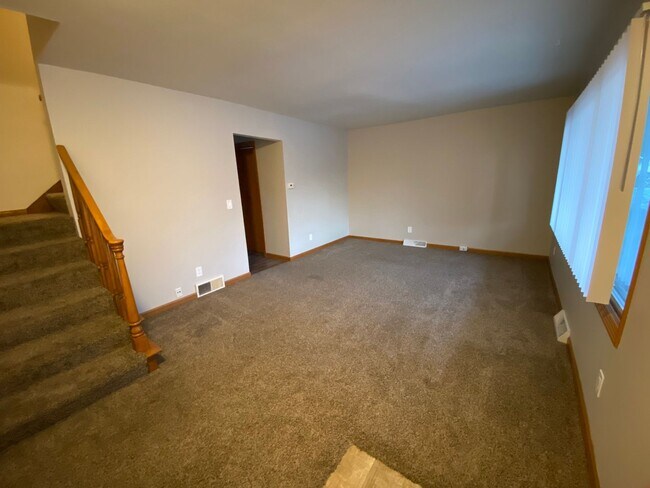 Building Photo - Remodeled 3 Bedroom 1.5 Bath Townhome with Full Basement