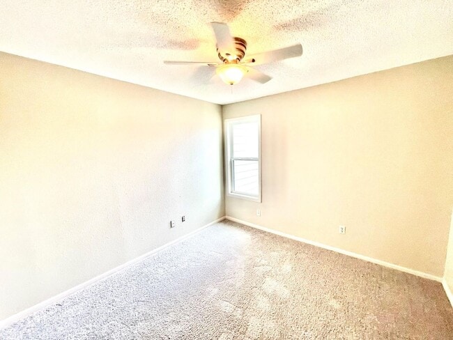 Building Photo - Town House for Lease in North Austin!