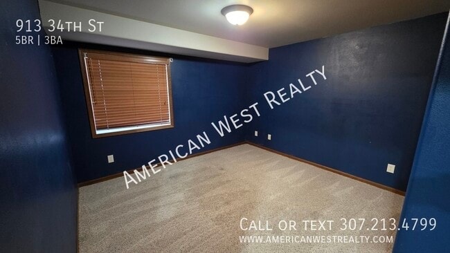 Building Photo - 913 34th St