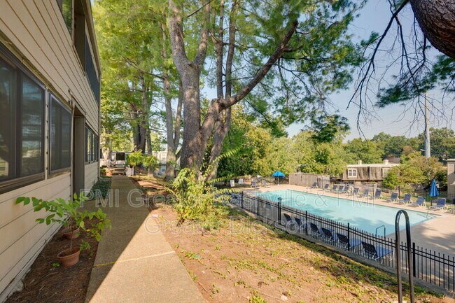 Building Photo - 3000 Hillsboro Pike
