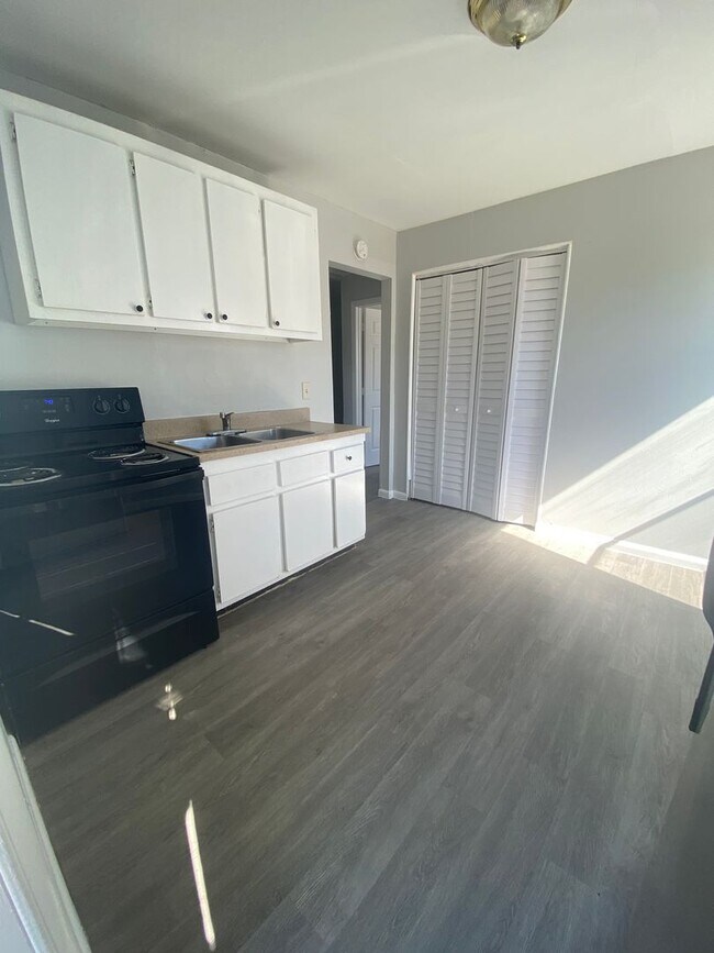 Building Photo - 920-920 11th Ave N