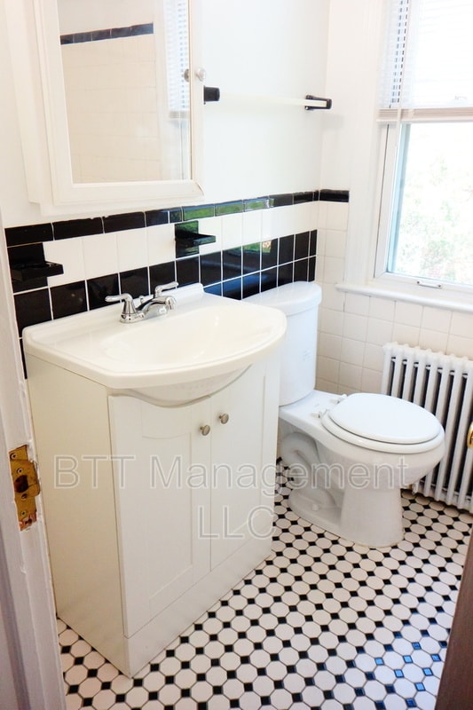 Building Photo - 8400 Greenwood Ave