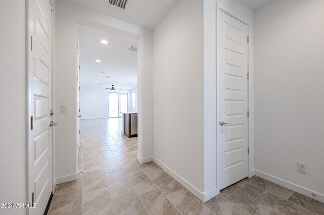 Building Photo - 2071 W Bramble Berry Ln