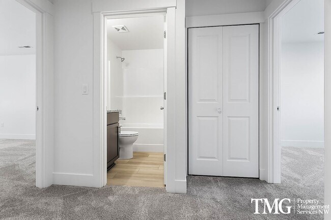 Building Photo - Modern townhome available June 1st!