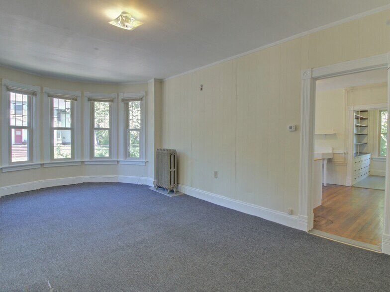 Building Photo - 324 Valley St