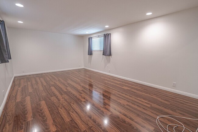 Building Photo - COMING SOON! Spacious Single-Story 3-Bedro...