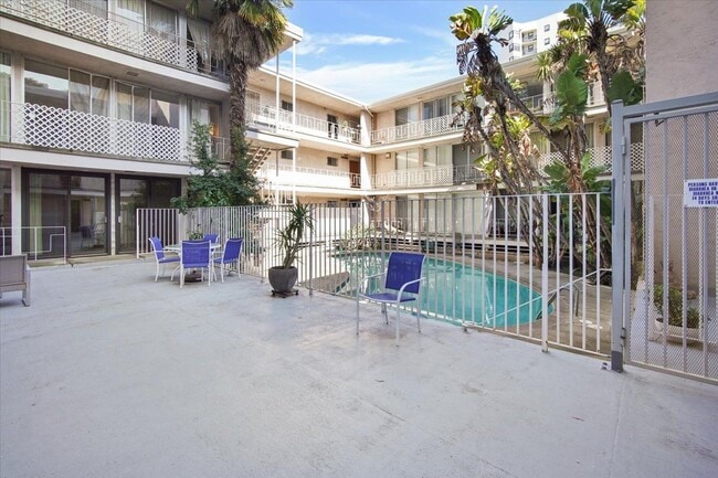 Building Photo - 1425 Lakeside Dr