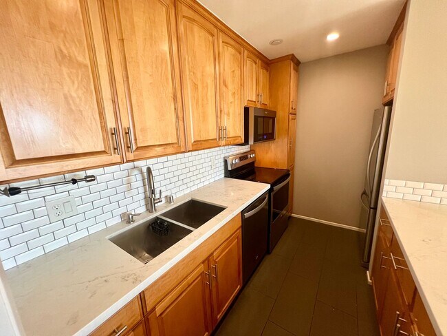 Building Photo - 2 Bed / 2 Bath Condo with Panoramic Ocean ...