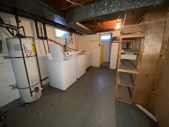 Building Photo - Private Charming Home!