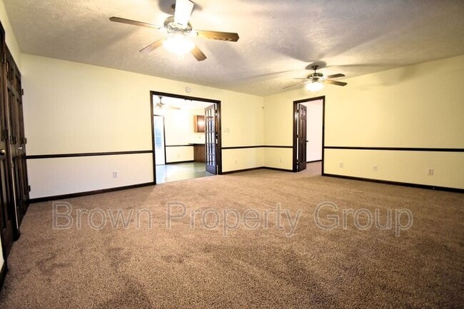 Building Photo - 901 Fredonia Dr