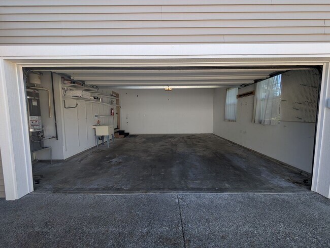 Building Photo - 4 Bedroom, 2.5 Bath DuPont Home!