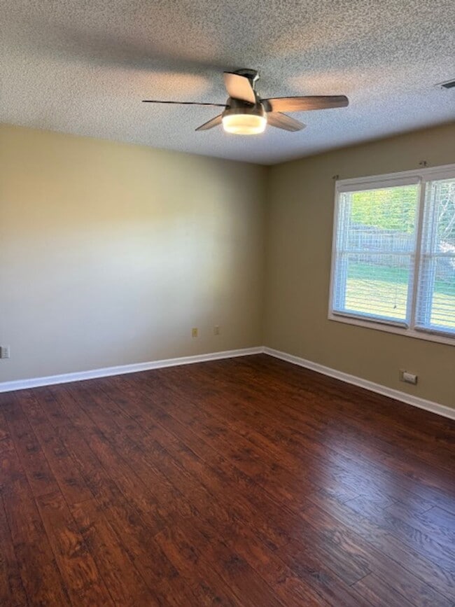 Building Photo - Knoxville 37922 - 3 bedroom, 2 bath home - Contact Susan Niedergeses (865) 300-4722